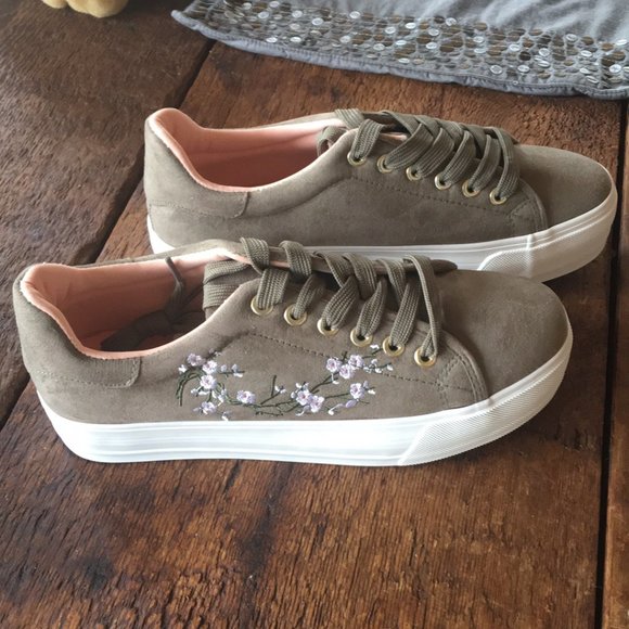 DONATED!! Qupid khaki green suede embroidered - Picture 3 of 7